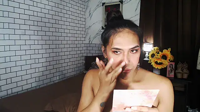 Snapshot of Latinahugecock chatting on 10.04.25 Latinahugecock online show from 10.04.25