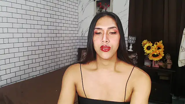 Snapshot of Latinahugecock chatting on 10.06.25 Latinahugecock online show from 10.06.25