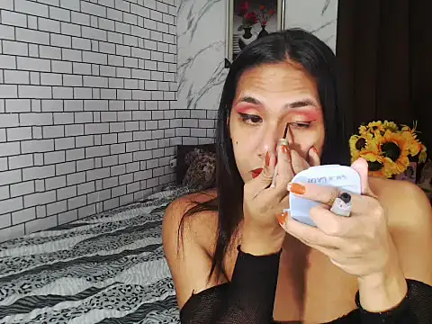 Snapshot of Latinahugecock chatting on 10.09.25 Latinahugecock online show from 10.09.25