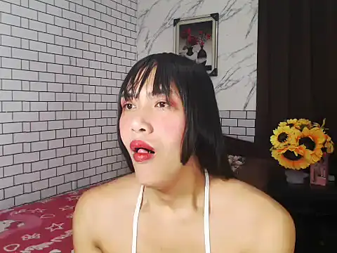 Snapshot of Latinahugecock chatting on 10.16.25 Latinahugecock online show from 10.16.25