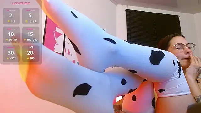 AlanaGarcia19 online show from 11.14.25