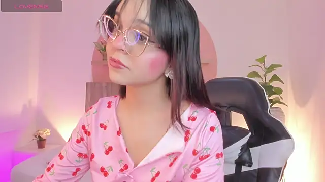 Snapshot of Clara_Luu chatting on 06.27.26 Clara Luu online show from 06.27.26