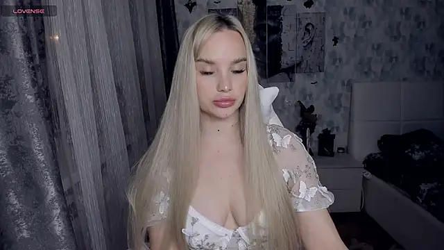 KiraKrox online show from 12.15.25