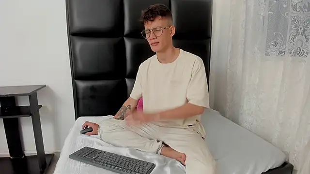 Snapshot of LittleMax23 chatting on 10.18.25 LittleMax23 online show from 10.18.25