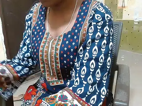 Snapshot of shallyji chatting on 10.28.25 shallyji online show from 10.28.25