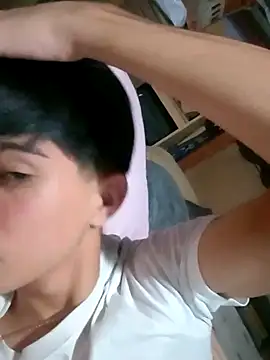 Snapshot of LUISSLEONN0958 chatting on 09.10.25 LUISSLEONN0958 online show from 09.10.25