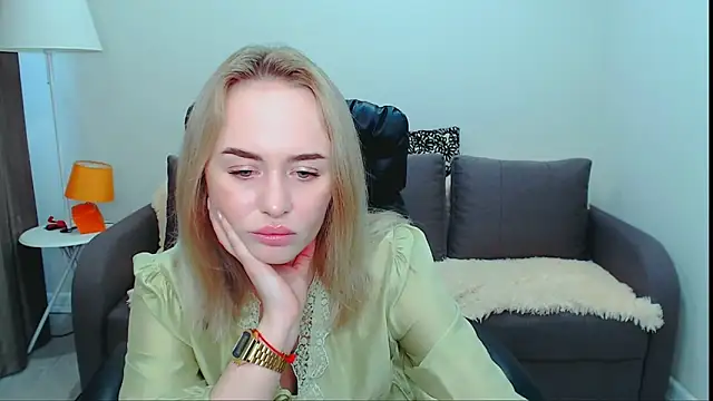 Snapshot of LiluMoon__ chatting on 05.17.26 LiluMoon online show from 05.17.26