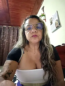 Snapshot of TiffanyTomshon chatting on 11.12.25 TiffanyTomshon online show from 11.12.25