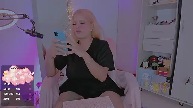 Snapshot of amywilld chatting on 02.12.26 amywilld online show from 02.12.26