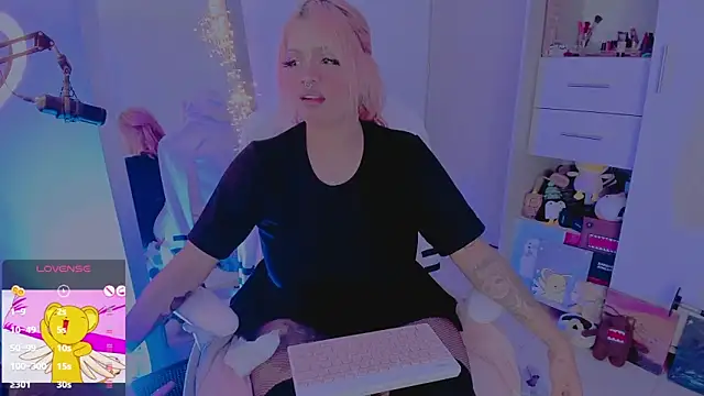 Snapshot of amywilld chatting on 03.16.26 amywilld online show from 03.16.26