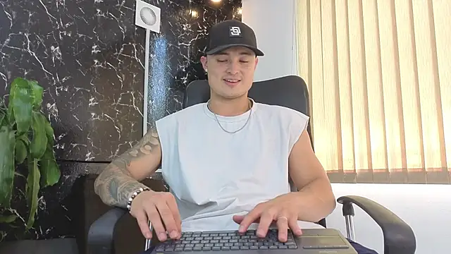 Snapshot of Alexander_ferre chatting on 04.21.26 Alexander ferre online show from 04.21.26
