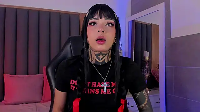 misstomie  online show from 10.22.25