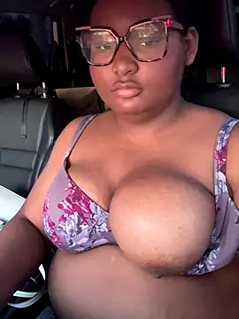 Snapshot of PoppyLuxe chatting on 11.18.25 PoppyLuxe online show from 11.18.25