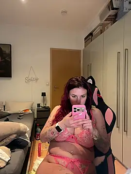 Snapshot of OliviaaFischer chatting on 04.25.26 OliviaaFischer online show from 04.25.26