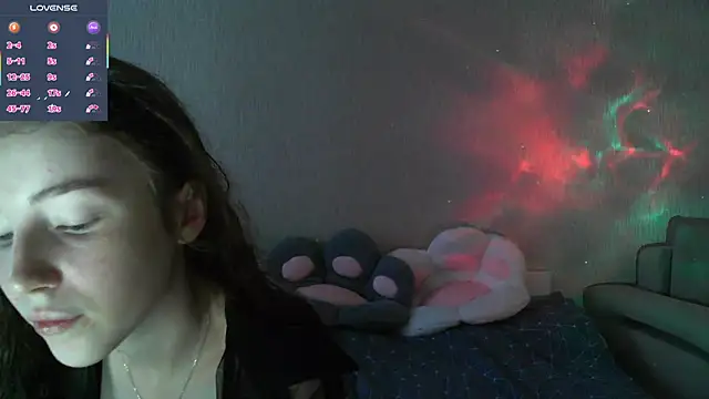 Snapshot of eskatmi chatting on 10.13.25 eskatmi online show from 10.13.25