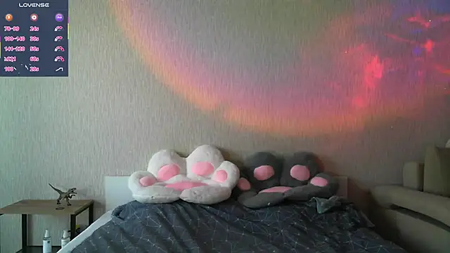 Snapshot of eskatmi chatting on 10.19.25 eskatmi online show from 10.19.25