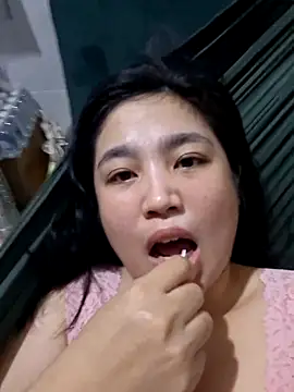 Snapshot of Minn-cute chatting on 05.14.26 Minn-cute online show from 05.14.26