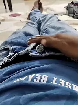 Snapshot of slim-uncut chatting on 09.18.25 slim-uncut online show from 09.18.25