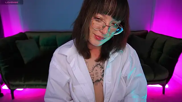 Pixie Peachh online show from 10.28.25