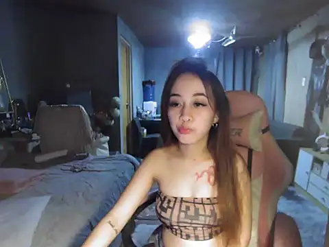 Snapshot of Yummiiieee28 chatting on 10.29.25 Yummiiieee28 online show from 10.29.25