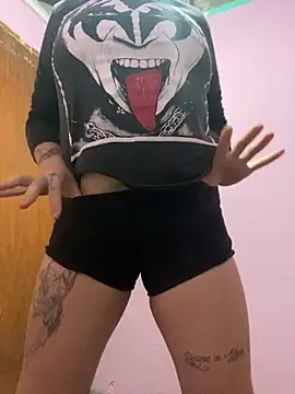 Snapshot of agathahoty chatting on 10.28.25 agathahoty online show from 10.28.25