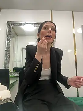 Snapshot of EllyLynn chatting on 03.25.26 EllyLynn online show from 03.25.26