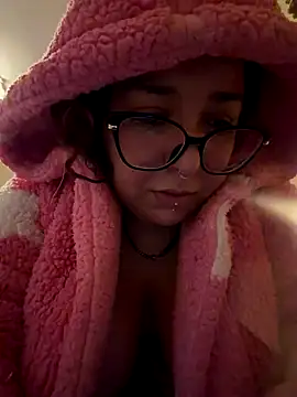 Snapshot of chiaretta_loveit chatting on 11.21.25 chiaretta loveit online show from 11.21.25