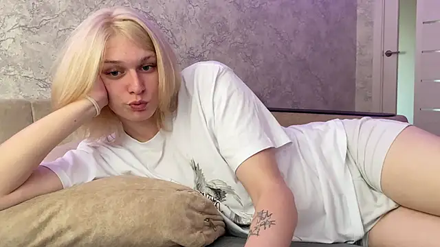 Snapshot of evelina228 chatting on 10.17.25 evelina228 online show from 10.17.25