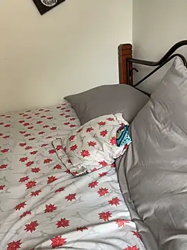 Thegirlofthe1000counts online show from 09.18.25