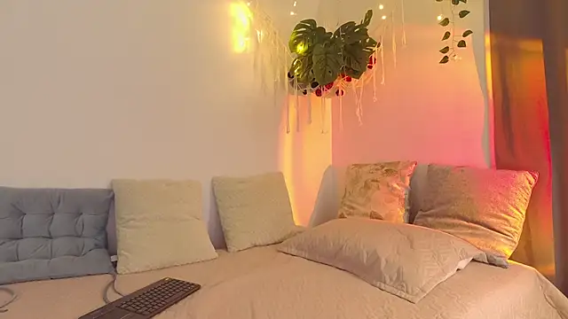 Snapshot of swt_helen chatting on 12.21.25 swt helen online show from 12.21.25