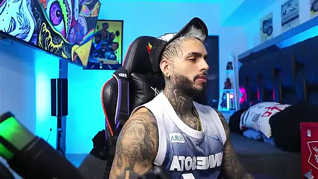 logan hugh8 online show from 02.15.26