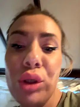 Snapshot of emmasweett11 chatting on 09.29.25 emmasweett11 online show from 09.29.25