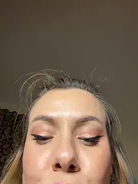 Snapshot of emmasweett11 chatting on 10.19.25 emmasweett11 online show from 10.19.25