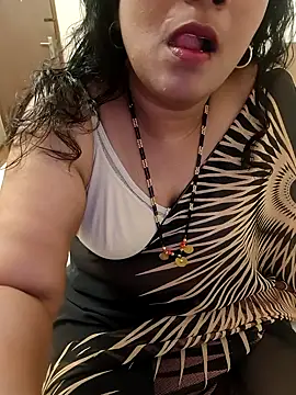 Snapshot of Aunty_Boy_143 chatting on 10.08.25 Aunty Boy 143 online show from 10.08.25