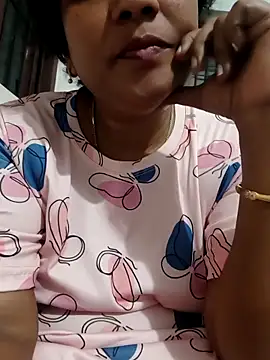 Snapshot of Aunty_Boy_143 chatting on 10.31.25 Aunty Boy 143 online show from 10.31.25