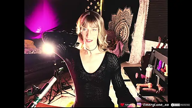 Snapshot of EmeryLune_xo chatting on 06.10.26 EmeryLune xo online show from 06.10.26