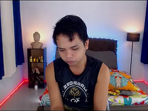 Snapshot of XExtraServiceManX chatting on 11.17.25 XExtraServiceManX online show from 11.17.25