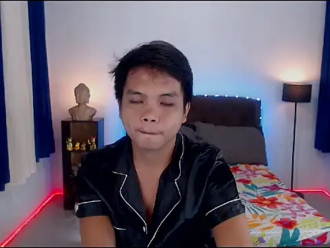 Snapshot of XExtraServiceManX chatting on 11.18.25 XExtraServiceManX online show from 11.18.25