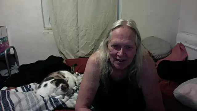 Snapshot of OldLadySara chatting on 05.27.26 OldLadySara online show from 05.27.26
