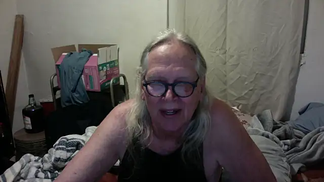 Snapshot of OldLadySara chatting on 05.29.26 OldLadySara online show from 05.29.26