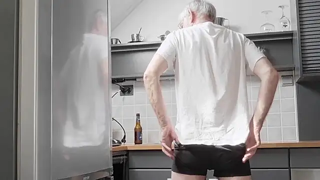 Snapshot of ewaldwillems99 chatting on 04.08.26 ewaldwillems99 online show from 04.08.26