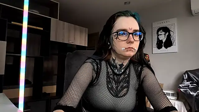 HighelikeGirl online show from 10.24.25