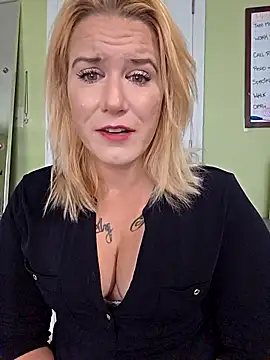 Snapshot of RhondaRump chatting on 10.26.25 RhondaRump online show from 10.26.25