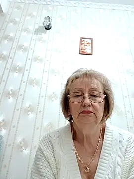 Snapshot of AlikaSwan5821 chatting on 12.04.25 AlikaSwan5821 online show from 12.04.25