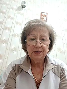 Snapshot of AlikaSwan5821 chatting on 12.18.25 AlikaSwan5821 online show from 12.18.25