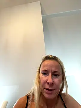 Snapshot of blondi2077 chatting on 10.11.25 blondi2077 online show from 10.11.25