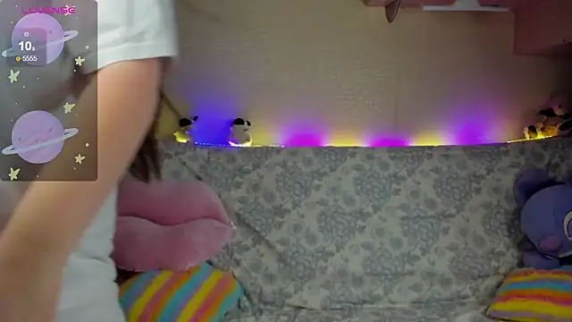 Snapshot of Alice_next_door chatting on 11.13.25 Alice next door online show from 11.13.25