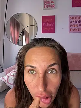 Snapshot of Rosieredxox chatting on 05.18.26 Rosieredxox online show from 05.18.26