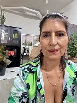 Snapshot of swity_foster chatting on 05.25.26 swity foster online show from 05.25.26