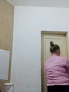 Snapshot of Kiss_Eva chatting on 11.04.25 Kiss Eva online show from 11.04.25